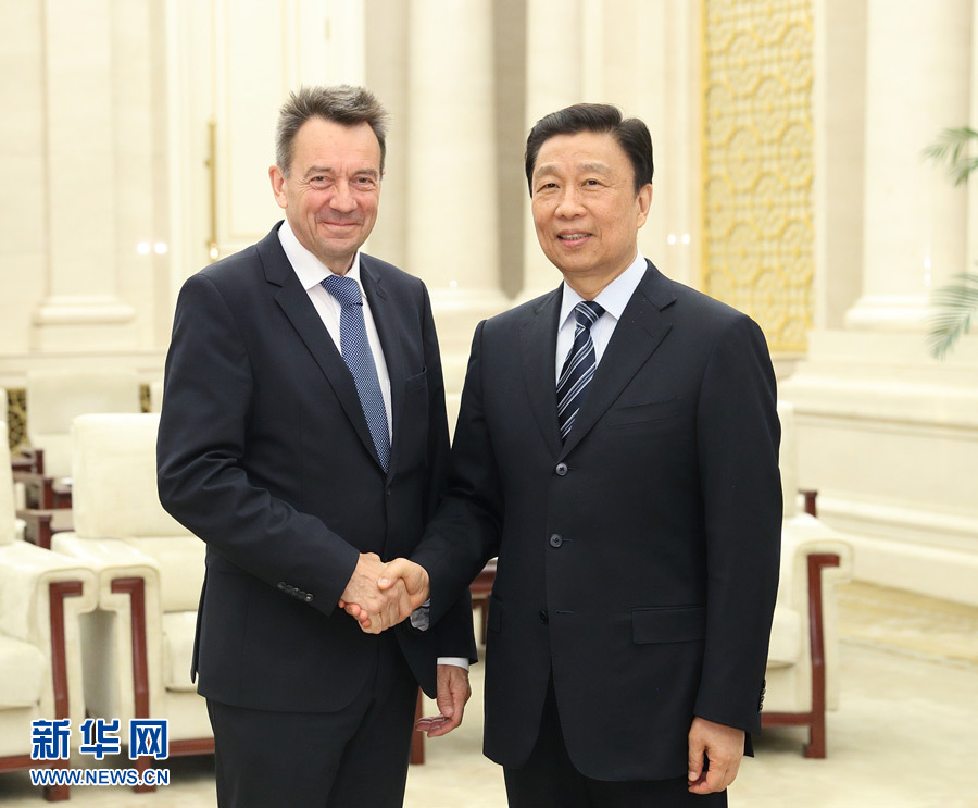 5月15日，國(guó)家副主席、中國(guó)紅十字會(huì)名譽(yù)會(huì)長(zhǎng)李源潮在北京會(huì)見來(lái)華出席&ldquo;一帶一路&rdquo;國(guó)際合作高峰論壇的紅十字國(guó)際委員會(huì)主席莫雷爾。新華社記者 王曄 攝