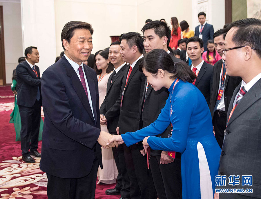 5月22日，中共中央政治局委員、國家副主席李源潮在北京會見越南胡志明共青團(tuán)中央書記處第一書記黎國鋒率領(lǐng)的越南青年代表團(tuán)。 新華社記者李濤 攝