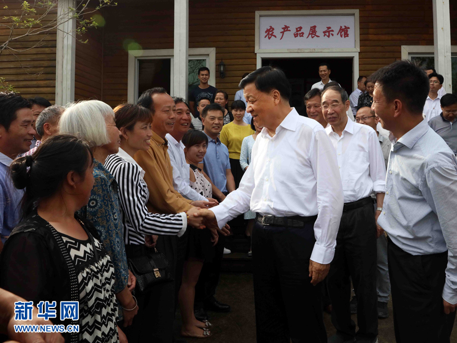 6月8日至10日，中共中央政治局常委、中央書記處書記劉云山在福建調(diào)研。這是6月9日，劉云山在周寧縣上洋村與村民親切交談。新華社記者 劉衛(wèi)兵 攝