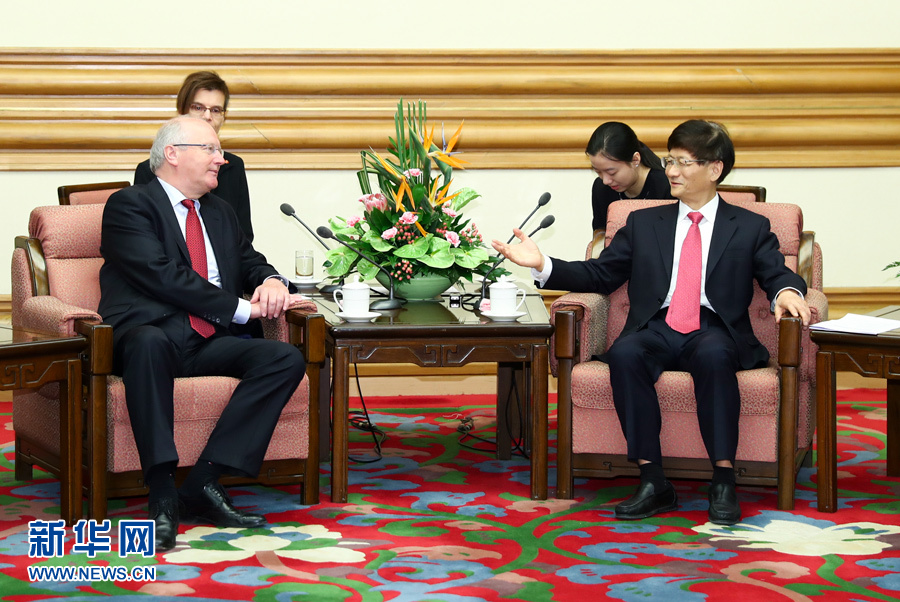 6月15日，中共中央政治局委員、中央政法委書(shū)記孟建柱在北京會(huì)見(jiàn)德國(guó)聯(lián)邦總理府情報(bào)國(guó)務(wù)秘書(shū)弗里徹。 新華社記者 謝環(huán)馳 攝