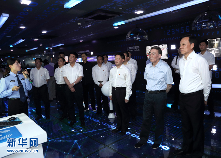 6月20日至22日，中共中央政治局常委、中央紀(jì)委書記王岐山在貴州省檢查紀(jì)檢監(jiān)察工作。這是6月21日，王岐山在調(diào)研期間考察貴陽(yáng)大數(shù)據(jù)應(yīng)用展示中心。新華社記者 王曄 攝