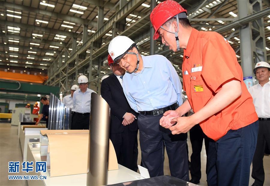6月22日至24日，中共中央政治局常委、中央書(shū)記處書(shū)記劉云山在遼寧調(diào)研。這是6月22日，劉云山在營(yíng)口市忠旺鋁業(yè)公司調(diào)研。 新華社記者張鐸 攝