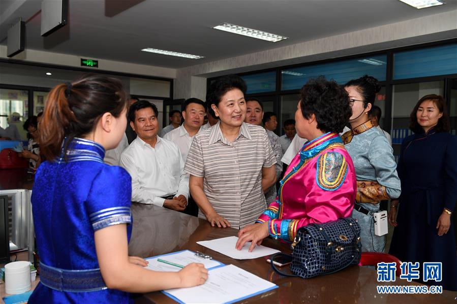 6月25日，全國民族團(tuán)結(jié)進(jìn)步創(chuàng)建經(jīng)驗(yàn)交流現(xiàn)場會在內(nèi)蒙古興安盟召開，中共中央政治局委員、國務(wù)院副總理劉延?xùn)|出席會議并講話。在內(nèi)蒙古期間，劉延?xùn)|考察內(nèi)蒙古人民代表會議舊址即&ldquo;五一會址&rdquo;，深入社區(qū)看望各族干部群眾。這是劉延?xùn)|在興安盟科右前旗興科社區(qū)與群眾交談。新華社記者 陳曄華 攝