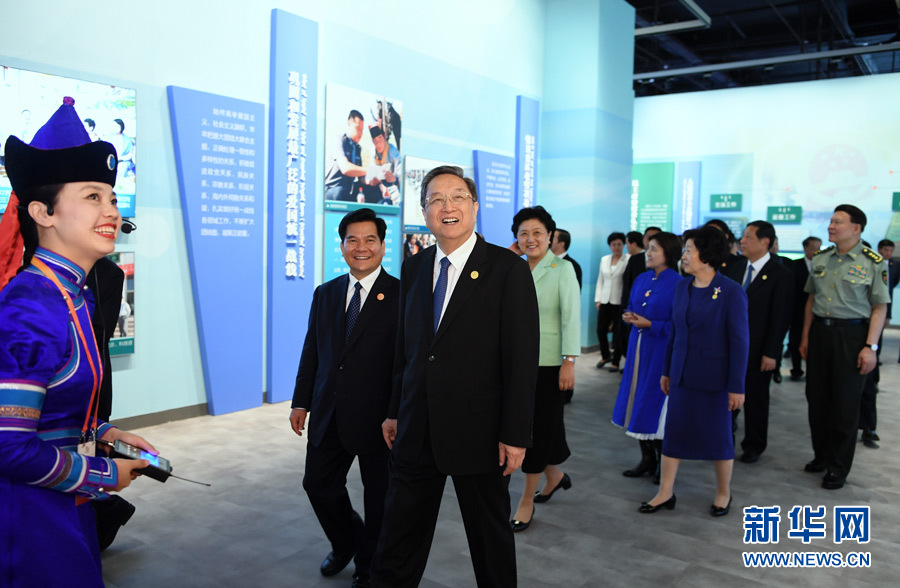 8月7日，中共中央政治局常委、全國(guó)政協(xié)主席、中央代表團(tuán)團(tuán)長(zhǎng)俞正聲率代表團(tuán)全體成員來(lái)到內(nèi)蒙古展覽館，參觀《守望相助團(tuán)結(jié)奮斗&mdash;&mdash;慶祝內(nèi)蒙古自治區(qū)成立70周年展覽》。 新華社記者 張領(lǐng) 攝
