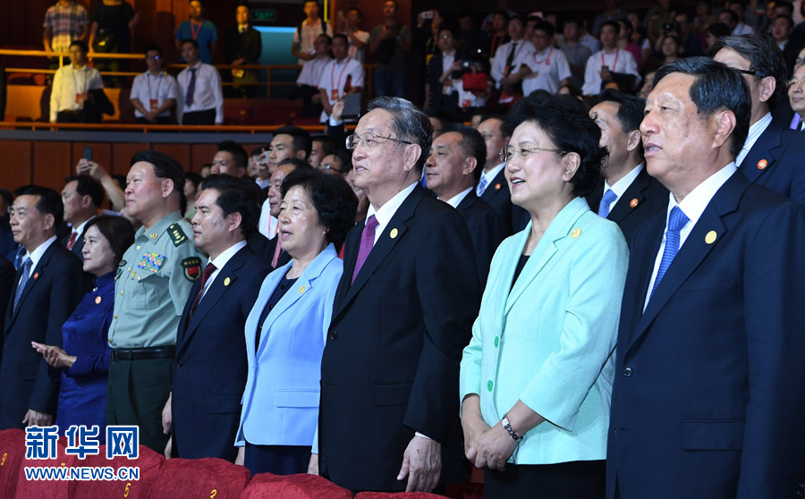 8月7日，慶祝內(nèi)蒙古自治區(qū)成立70周年文藝晚會《贊歌》在內(nèi)蒙古烏蘭恰特大劇院舉行。中共中央政治局常委、全國政協(xié)主席、中央代表團(tuán)團(tuán)長俞正聲和各族各界干部群眾等共約1300人觀看演出。新華社記者 張領(lǐng) 攝