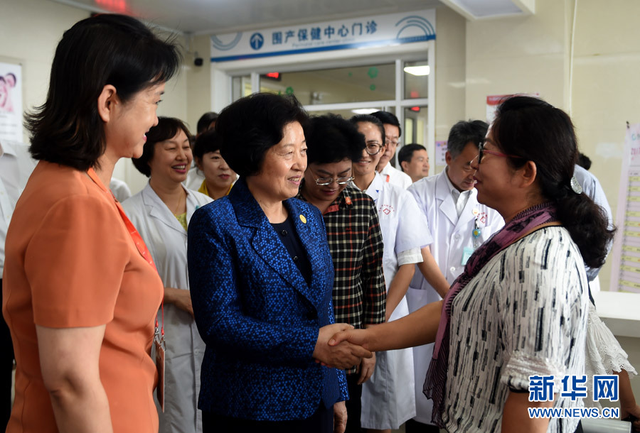 8月9日，中共中央政治局委員、中央統(tǒng)戰(zhàn)部部長(zhǎng)、中央代表團(tuán)副團(tuán)長(zhǎng)孫春蘭率中央代表團(tuán)三分團(tuán)，先后赴內(nèi)蒙古自治區(qū)烏海市、阿拉善盟看望各族干部群眾。這是孫春蘭在烏海市婦兒醫(yī)療預(yù)防保健中心同患者親切交談。新華社記者 任軍川 攝