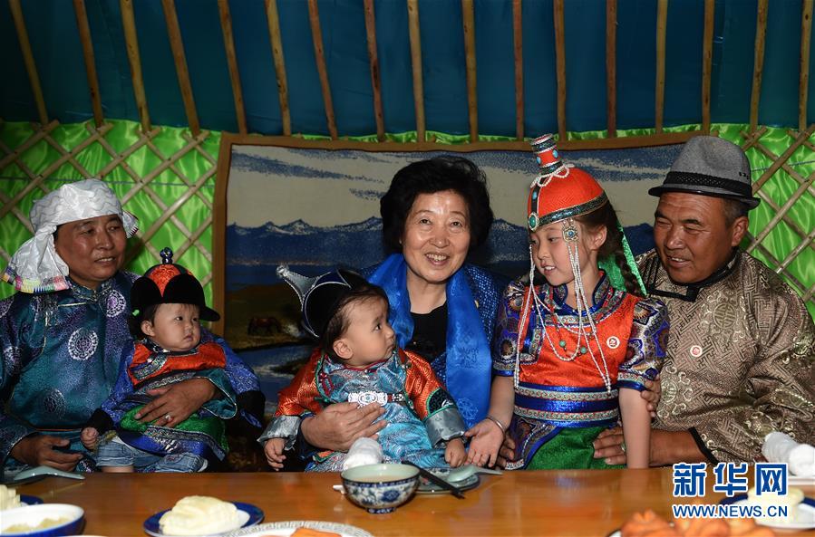 8月11日，帶著以習(xí)近平同志為核心的黨中央的親切關(guān)懷和全國(guó)各族人民的美好祝福，中共中央政治局委員、中央統(tǒng)戰(zhàn)部部長(zhǎng)、中央代表團(tuán)副團(tuán)長(zhǎng)孫春蘭率中央代表團(tuán)三分團(tuán)在錫林郭勒盟看望各族干部群眾，共同慶祝內(nèi)蒙古自治區(qū)成立70周年。這是孫春蘭在錫林浩特市寶力根蘇木牧民巴&middot;巴特爾（右一）家中看望。新華社記者 任軍川 攝