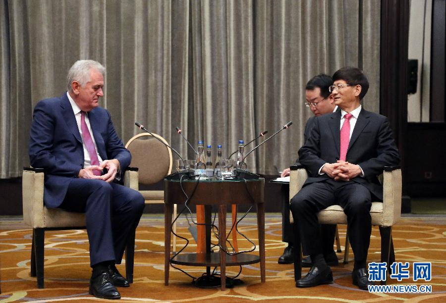 9月11日，在塞爾維亞首都貝爾格萊德，習(xí)近平主席特使、中共中央政治局委員、中央政法委書記孟建柱（右）會見塞爾維亞前總統(tǒng)尼科利奇（左）。新華社記者王慧娟攝