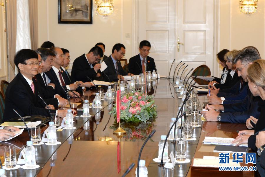 9月12日，克羅地亞總理普連科維奇（右二）在首都薩格勒布會見到訪的習(xí)近平主席特使、中共中央政治局委員、中央政法委書記孟建柱（左一）。新華社記者高磊攝