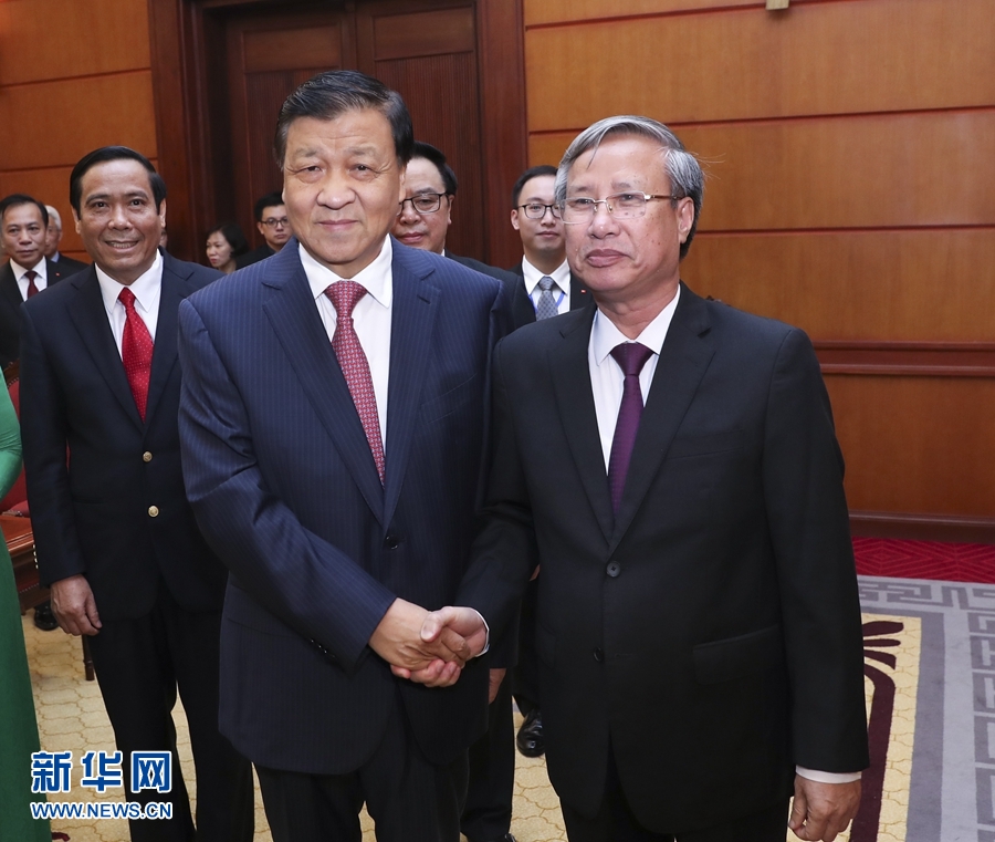 應(yīng)越南共產(chǎn)黨邀請，中共中央政治局常委、中央書記處書記劉云山9月18日至19日對越南進行正式訪問。這是9月18日，劉云山在河內(nèi)與越共中央政治局委員陳國旺舉行會談。 新華社記者 龐興雷 攝