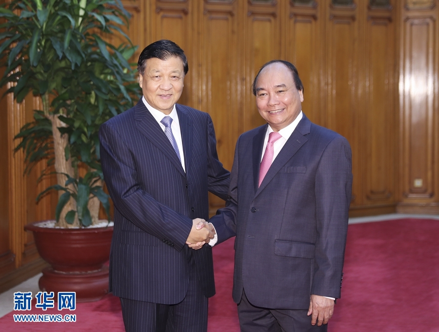 應(yīng)越南共產(chǎn)黨邀請，中共中央政治局常委、中央書記處書記劉云山9月18日至19日對越南進行正式訪問。這是9月19日，劉云山在河內(nèi)會見越南總理阮春福。 新華社記者 丁林 攝