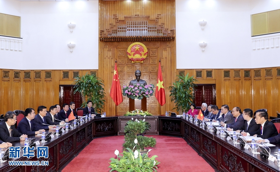 應(yīng)越南共產(chǎn)黨邀請，中共中央政治局常委、中央書記處書記劉云山9月18日至19日對越南進行正式訪問。這是9月19日，劉云山在河內(nèi)會見越南總理阮春福。 新華社記者 丁林 攝