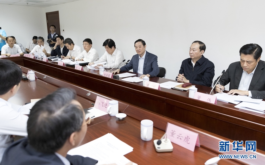 9月22日，中共中央政治局委員、中央書記處書記、中宣部部長劉奇葆在北京調(diào)研京劇像音像工程情況。這是劉奇葆與有關(guān)方面負(fù)責(zé)同志座談交流。新華社記者 丁海濤 攝