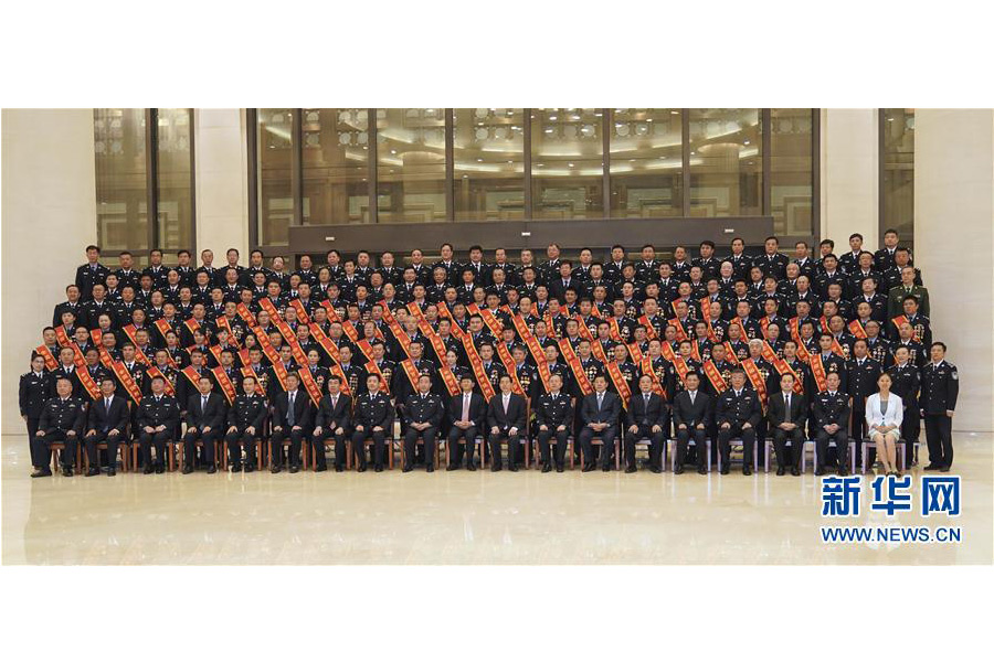 9月22日，&ldquo;熱血鑄劍&middot;丹心衛(wèi)民&rdquo;全國(guó)公安百佳刑警推選活動(dòng)揭曉儀式在北京舉行。中共中央政治局委員、中央政法委書記孟建柱會(huì)見當(dāng)選民警并觀看揭曉儀式。國(guó)務(wù)委員、公安部部長(zhǎng)郭聲琨參加會(huì)見并觀看揭曉儀式。新華社記者 殷剛 攝