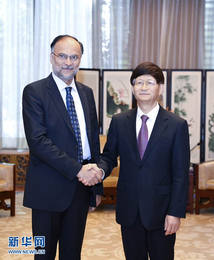 9月26日，中共中央政治局委員、中央政法委書記孟建柱在北京會見來華出席國際刑警組織第86屆全體大會的巴基斯坦內(nèi)政部長伊克巴爾。新華社記者 張領 攝