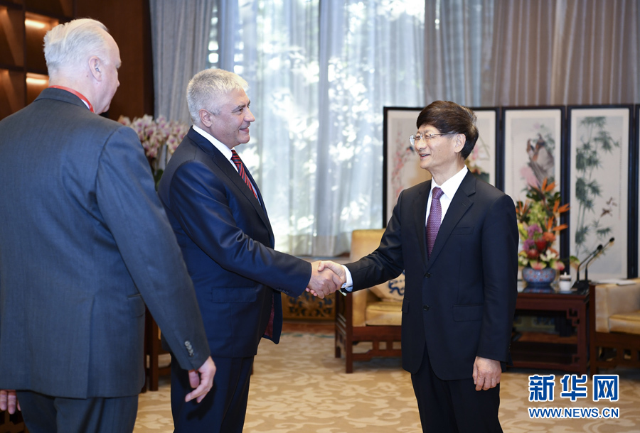 9月26日，中共中央政治局委員、中央政法委書記孟建柱在北京會見來華出席國際刑警組織第86屆全體大會的俄羅斯內(nèi)務部長科洛科利采夫（左二）和俄聯(lián)邦調(diào)查委員會主席巴斯特雷金（左一）。新華社記者 張領 攝 