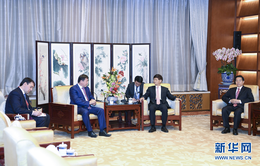 9月26日，中共中央政治局委員、中央政法委書記孟建柱在北京會見來華出席國際刑警組織第86屆全體大會的塔吉克斯坦內(nèi)務部長拉希姆佐達。國務委員、公安部部長郭聲琨參加有關會見。新華社記者 張領 攝