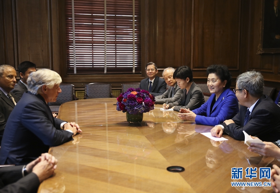 當?shù)貢r間9月26日，國務(wù)院副總理劉延?xùn)|在紐約哥倫比亞大學(xué)出席中美大學(xué)校長與智庫論壇并發(fā)表主旨演講。這是論壇開始前，國務(wù)院副總理劉延?xùn)|（右二）會見哥倫比亞大學(xué)校長博林格（左）。新華社記者 王迎 攝