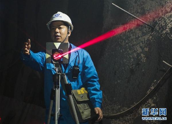 （十九大代表風(fēng)采&middot;圖文互動）（1）白芝勇：用點線繪就&ldquo;測量人生&rdquo;