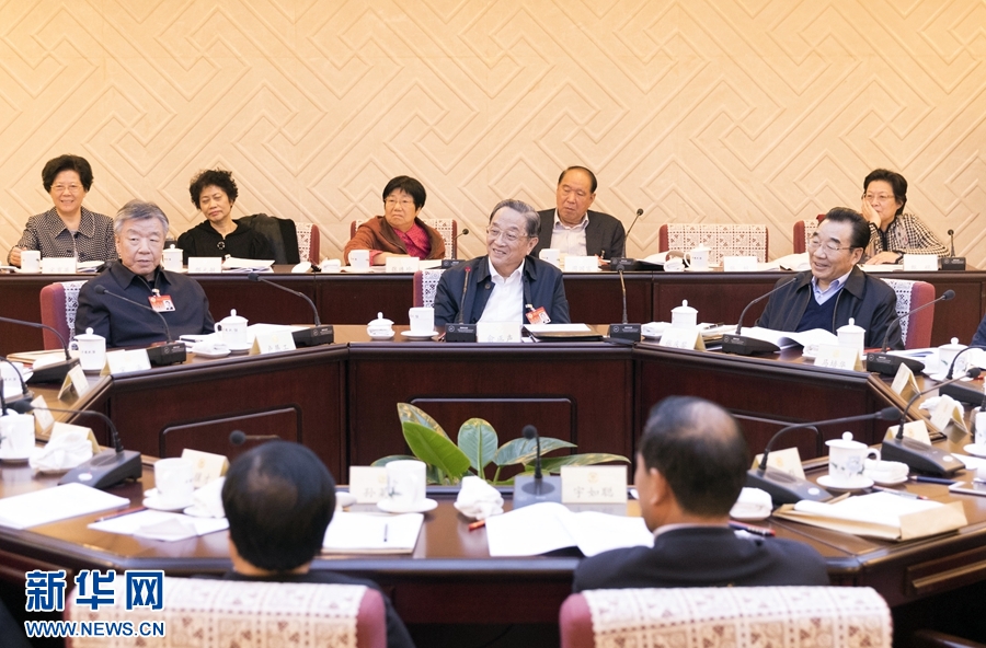 10月30日，政協(xié)第十二屆全國委員會常務委員會第二十三次會議舉行分組討論，與會人員圍繞深入學習貫徹中共十九大精神認真討論，積極建言獻策。全國政協(xié)主席俞正聲參加討論。新華社記者 丁海濤 攝