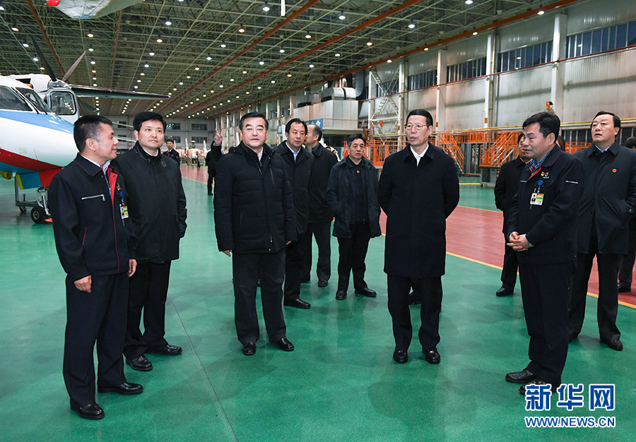 11月14日至15日，國(guó)務(wù)院副總理張高麗在黑龍江調(diào)研。這是11月14日，張高麗到哈爾濱飛機(jī)工業(yè)集團(tuán)有限責(zé)任公司了解國(guó)有老企業(yè)轉(zhuǎn)型升級(jí)情況。 新華社記者 高潔 攝