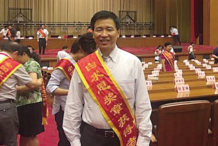 黃國(guó)寧被授予我國(guó)衛(wèi)生行業(yè)的最高榮譽(yù)&ldquo;白求恩獎(jiǎng)?wù)?rdquo;。