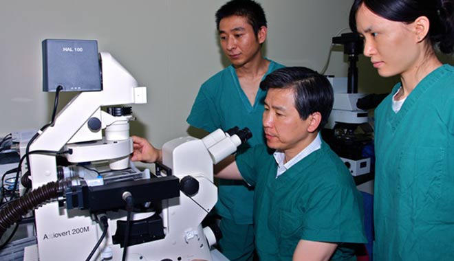 成功實(shí)施西南地區(qū)首例試管嬰兒手術(shù)。