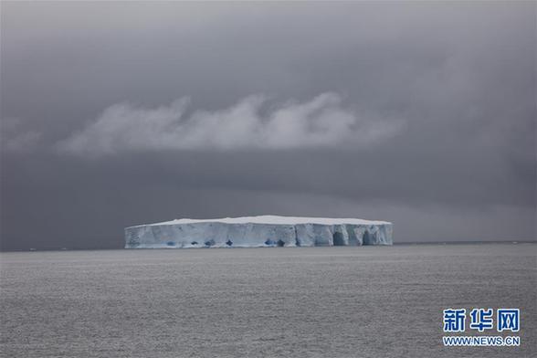 （圖文互動(dòng)）（2）專(zhuān)訪：在南極，最美的藍(lán)冰可能通向死亡&mdash;&mdash;中國(guó)南極科考隊(duì)員講述&ldquo;冰縫驚魂記&rdquo;