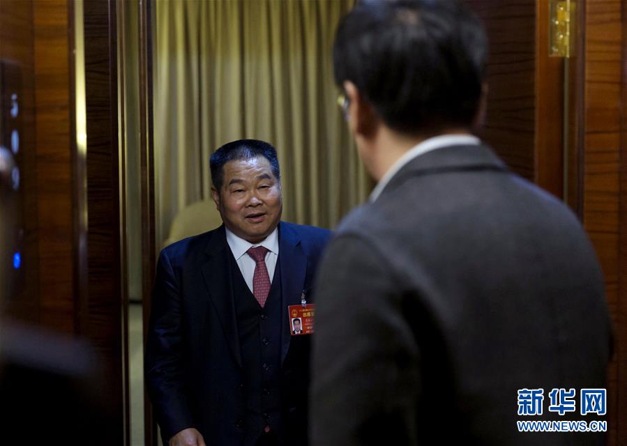 （兩會(huì)&middot;圖文互動(dòng)）（1）一場(chǎng)特殊的會(huì)客&mdash;&mdash;人大代表&ldquo;會(huì)見&rdquo;國家發(fā)改委司長(zhǎng)