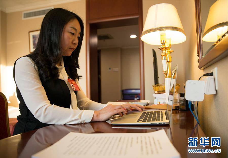 (兩會(huì)·履職影像記)(1)張曉慶代表:不負(fù)重托 認(rèn)真履職