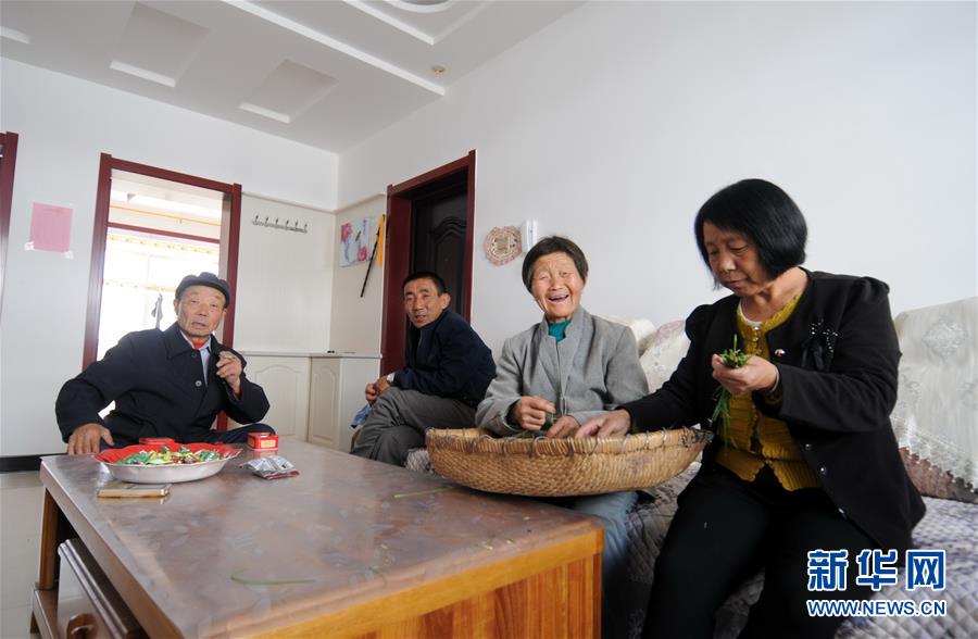 （新華全媒頭條&middot;圖文互動(dòng)）（1）開啟新征程　譜寫新史詩&mdash;&mdash;以習(xí)近平同志為核心的黨中央引領(lǐng)中國(guó)特色社會(huì)主義進(jìn)入新時(shí)代