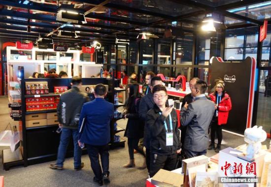 走進(jìn)&ldquo;互聯(lián)網(wǎng)之光&rdquo;博覽會(huì)，無(wú)人超市是本次展會(huì)最大的熱點(diǎn)，顧客可用二維碼進(jìn)入超市，實(shí)現(xiàn)全自動(dòng)購(gòu)物。