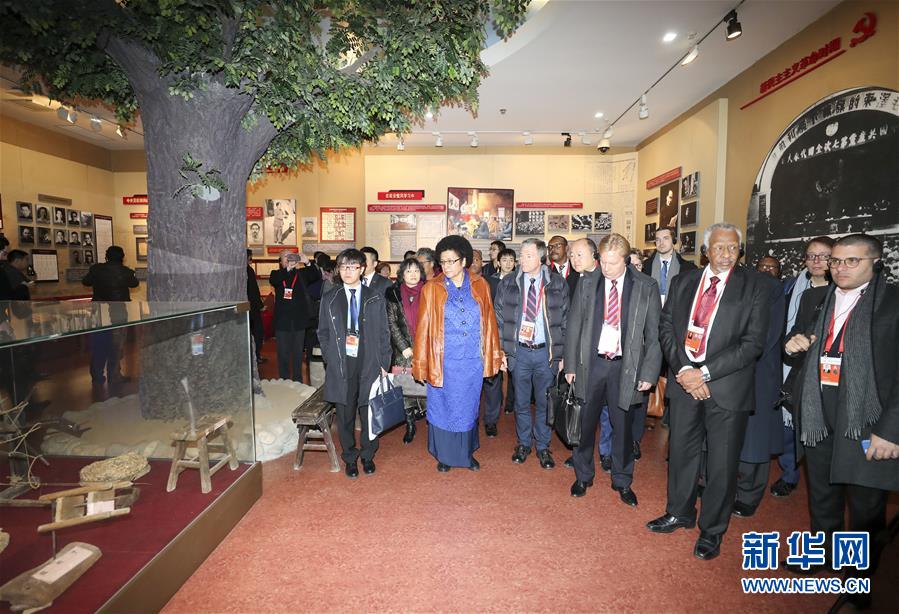 （新華全媒頭條&middot;圖文互動）（4）全黨來一個大學(xué)習(xí)&mdash;&mdash;新時代中國共產(chǎn)黨人的理論自覺