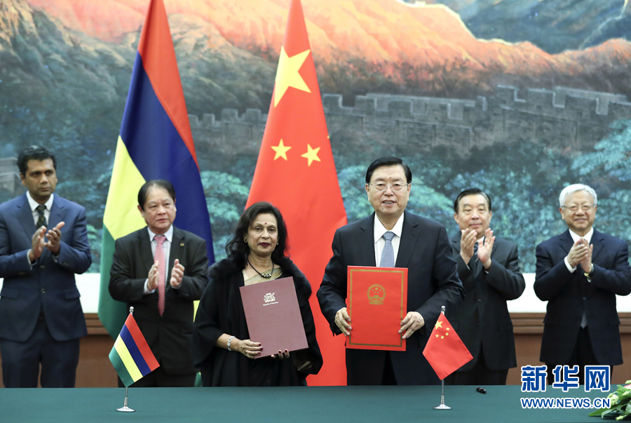 2月2日，全國(guó)人大常委會(huì)委員長(zhǎng)張德江在北京人民大會(huì)堂與毛里求斯國(guó)民議會(huì)議長(zhǎng)哈努曼吉舉行會(huì)談。這是雙方會(huì)談前共同出席中國(guó)全國(guó)人大與毛里求斯國(guó)民議會(huì)合作諒解備忘錄的簽字儀式。新華社記者 龐興雷 攝