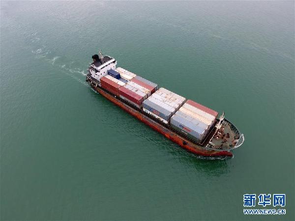 （在習近平新時代中國特色社會主義思想指引下&mdash;&mdash;新時代新氣象新作為&middot;圖文互動）（2）大工業(yè)與白海豚&ldquo;共存共榮&rdquo;&mdash;&mdash;廣西欽州港深化改革開放構(gòu)建綠色發(fā)展高地