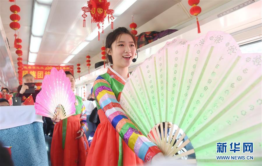 （新春走基層）（2）&ldquo;列車春晚&rdquo;歡樂(lè)回家路