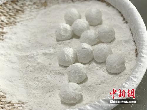 制作元宵時，首先要將餡料做好，沾上水，再投進盛滿糯米粉的笸籮內(nèi)搖。<a target='_blank'  ><p  align=