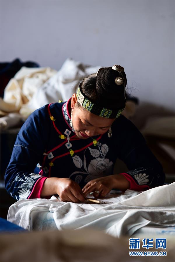 （社會）（5）貴州丹寨：&ldquo;指尖經(jīng)濟(jì)&rdquo;繪制脫貧藍(lán)圖