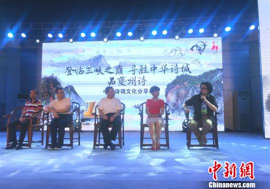 《中國詩詞大會(huì)》導(dǎo)演組：&ldquo;我們的節(jié)目沒有任何腳本&rdquo;