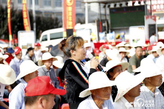 活動現(xiàn)場，農(nóng)民搶答問題