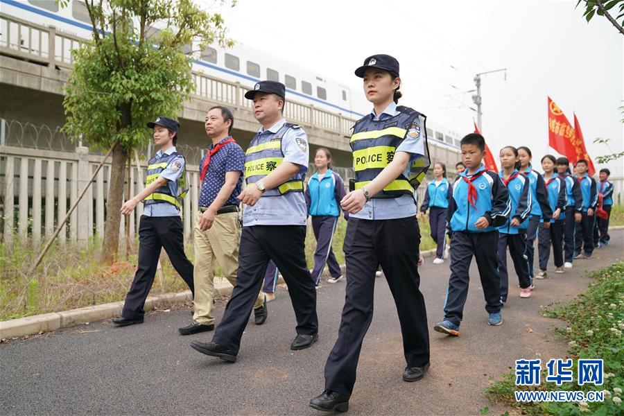 （社會）（1）孩子們的&ldquo;紅領(lǐng)巾護路志愿隊&rdquo;