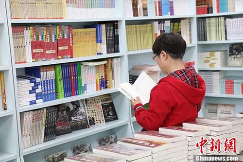 5月9日，一女子在哈爾濱市某書店選購圖書。從5月1日至5月4日，全國32家紙廠宣布漲價，各紙種漲價幅度為每噸100元至300元不等。對此，出版行業(yè)業(yè)內(nèi)人士表示&ldquo;因為紙張價格上漲，直接造成了出版成本的明顯增加，出版行業(yè)只能被迫對圖書定價進(jìn)行調(diào)整。&rdquo;
<a target='_blank' >中新社</a>記者 于琨 攝