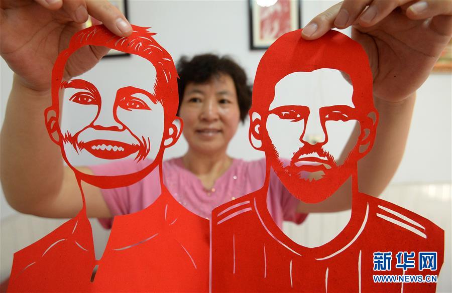 #（社會(huì)）（2）巧手剪出&ldquo;世界杯&rdquo;