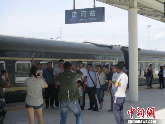 圖為旅客在漠河站合影留念。(中國鐵路哈爾濱局集團有限公司提供)