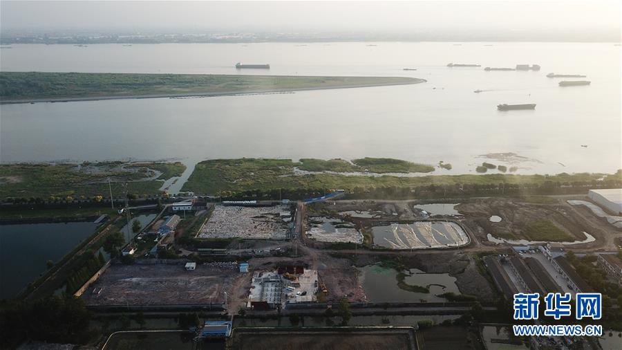 （新華視點(diǎn)&middot;圖文互動(dòng)）（6）中央督察兩年有的絲毫未改，有的不減反增&mdash;&mdash;江蘇泰興數(shù)萬噸化工廢料和污泥堆放長江邊調(diào)查