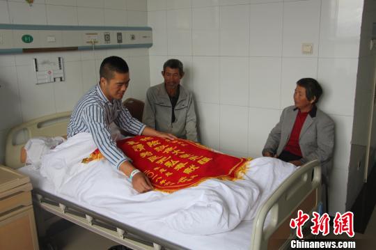 被救的李忠起、張總鳳夫婦看望受傷后的李運飛?！⊥粲?攝