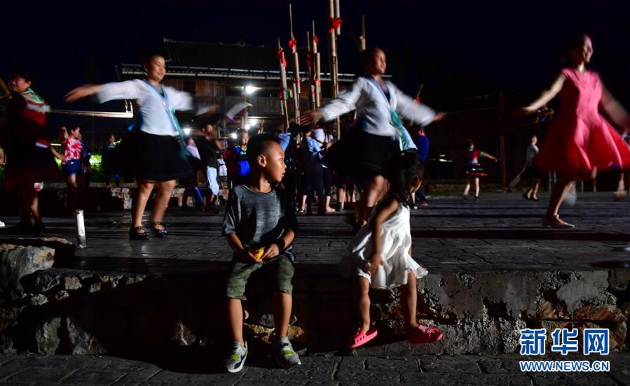 （社會）（7）苗山脫貧影像志&mdash;&mdash;把苗寨搬進(jìn)景區(qū) 讓貧困戶住進(jìn)城里