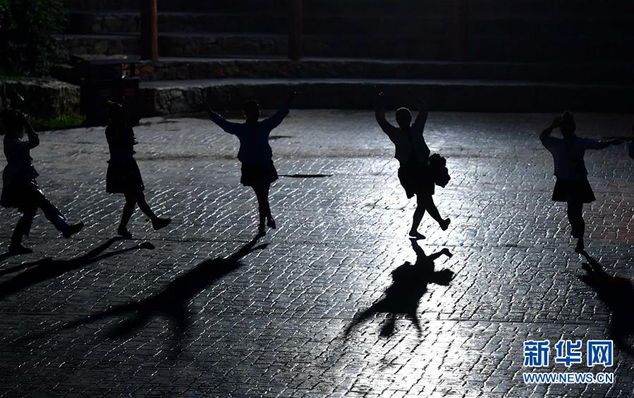 （社會）（13）苗山脫貧影像志&mdash;&mdash;把苗寨搬進(jìn)景區(qū) 讓貧困戶住進(jìn)城里