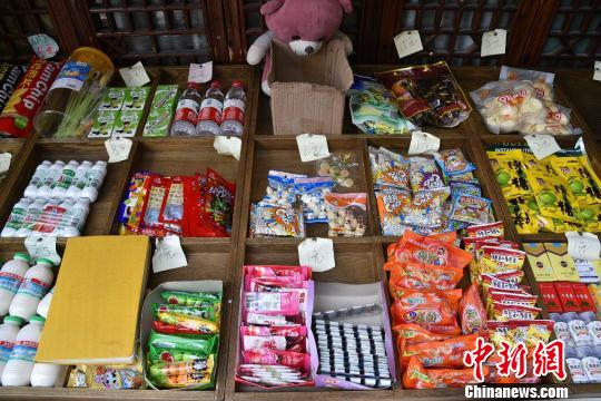 圖為：&ldquo;誠(chéng)信小賣部&rdquo;販賣的商品 范宇斌 攝