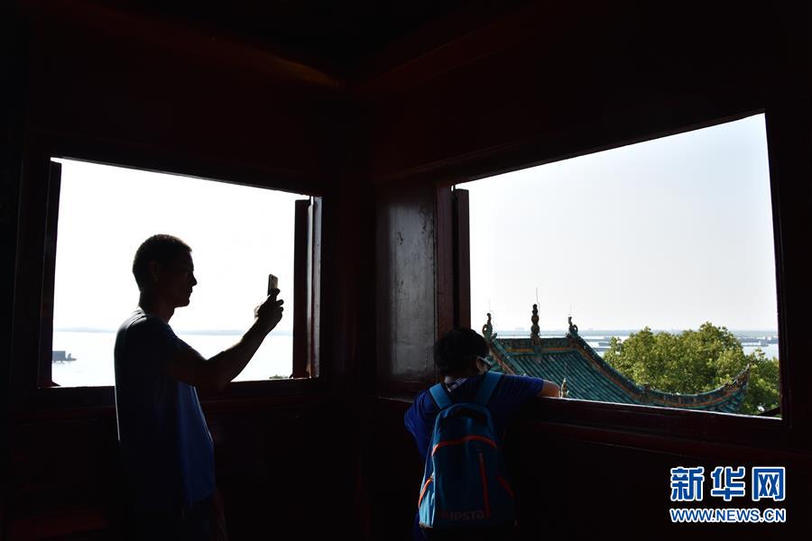 （大江奔流&mdash;&mdash;來(lái)自長(zhǎng)江經(jīng)濟(jì)帶的報(bào)道&middot;圖文互動(dòng)）（1）登岳陽(yáng)樓，又見(jiàn)&ldquo;浩浩湯湯&rdquo;